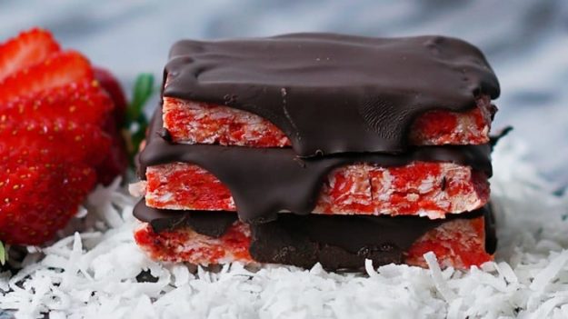 strawberry-ripe-protein-bars